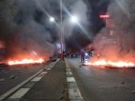 Aksi blokir warga Dago Elos, Bandung, pada Senin (14/8/2023) malam hingga aksi bakar ban bekas sambil berorasi di tengah jalan. Foto: IST/Rifat Alhamidi/detikJabar.