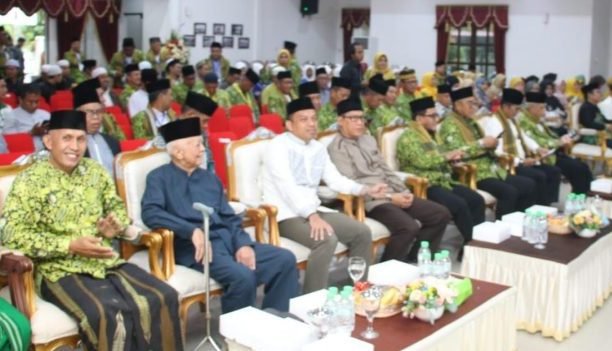 Anggota Dewan Perwakilan Rakyat Daerah Kota Balikpapan, Iwan Wahyudi (Tengah-Baju Putih) saat menghadiri Pembukaan Musda ke VI DMI Kota Balikpapan, yang berlangsung di Aula Rumah Jabatan Wali Kota Balikpapan pada hari Sabtu (26/8/2023). Foto: BorneoFlash.com/Niken Sulastri.