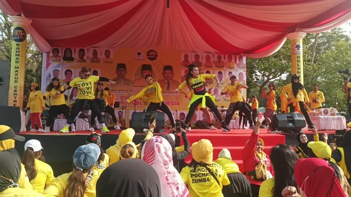 Brand Ambassador Zumba Indonesia, Liza Natalia menggebrak Kota Balikpapan, di Lapangan Merdeka pada hari Minggu (20/8/2023). Foto: BorneoFlash.com/Niken Sulastri.
