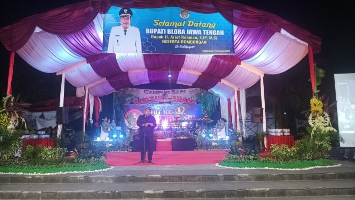 Bupati Blora Provinsi Jawa Tengah, H Arief Rohman saat memberikan sambutan pada peringatan HUT ke 1 Patra 17 yang berlangsung di Balikpapan Sport Convention Center (BSCC/DOME) pada hari Sabtu (19/8/2023) malam. Foto: BorneoFlash.com/Niken Sulastri. 

