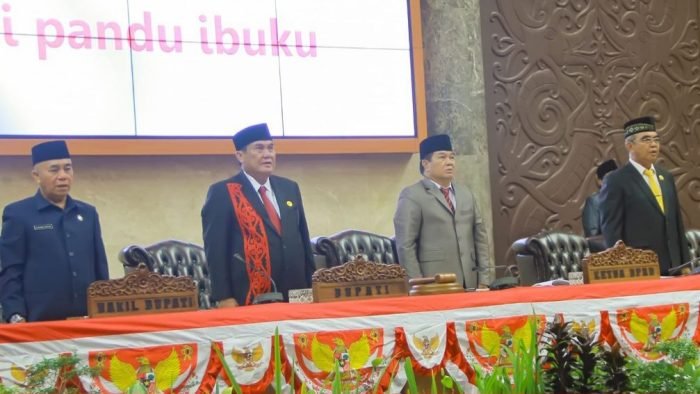 Bupati Kubar FX Yapan dan Wakil Bupati H. Edyanto Arkan beserta unsur Forkopimda Kutai Barat mengikuti pidato kenegaraan presiden Jokowi melalui online di ruang Paripurna DPRD Kutai Barat. Foto: BorneoFlash.com/Ist.