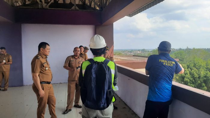 Bupati Paser dr Fahmi Fadli, melakukan pengecekan perbaikan Stadion Sadurengas Tanah Grogot, Selasa (15/8/2023). Foto: BorneoFlash.com/Ist. 

