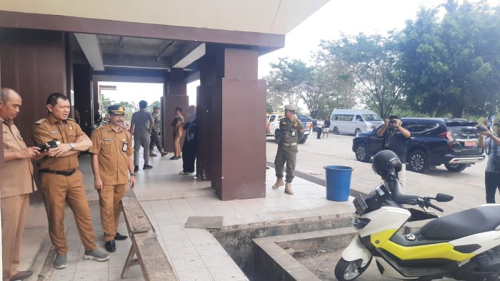 Bupati Paser Fahmi Fadli, Kepala Disporapar Paser Muhsin Palinrungi, bersama pihak terkait melakukan pengecekan perbaikan Stadion Sadurengas Tanah Grogot, Selasa (15/8/2023). Foto: BorneoFlash.com/Ist.