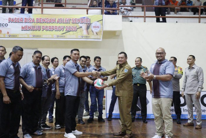 Bupati Paser Fahmi Fadli saat membuka Kideco Volleyball Tournament I 2023 tingkat pelajar se-Kabupaten Paser, yang berlangsung di GOR Tapis, Kecamatan Tanah Grogot, Kabupaten Paser, Kalimantan Timur, Senin (7/8/2023). Foto: HO/Kideco Jaya Agung.