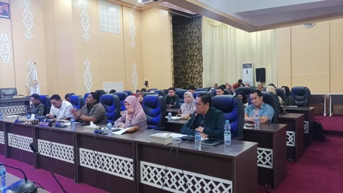 DPRD Balikpapan saat menerima audiensi SP Naban Bersatu di Ruang Rapat Paripurna DPRD Balikpapan, pada hari Kamis (3/8/2023). Foto: BorneoFlash.com/Niken Sulastri.