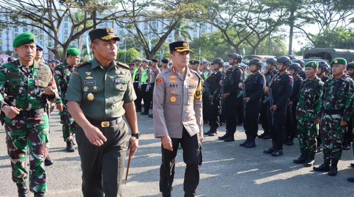 Danrem 091/ASN Brigjen TNI Yudhi Prasetiyo dan Kapolresta Samarinda Kombes Pol. Ari Fadly melaksanakan apel pengecekan dan gelar pasukan dalam rangka mengamankan rangkaian kegiatan Wakil Presiden RI, Ma’aruf Amin, Rabu (02/08/2023). Foto: HO/Humas Polda Kaltim.