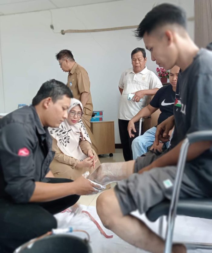 Dinas Sosial Kabupaten Paser melakukan pengukuran pada enam orang warga disabilitas yang akan mendapat kaki palsu dari Kementerian Sosial. Foto: BorneoFlash.com/Ist.