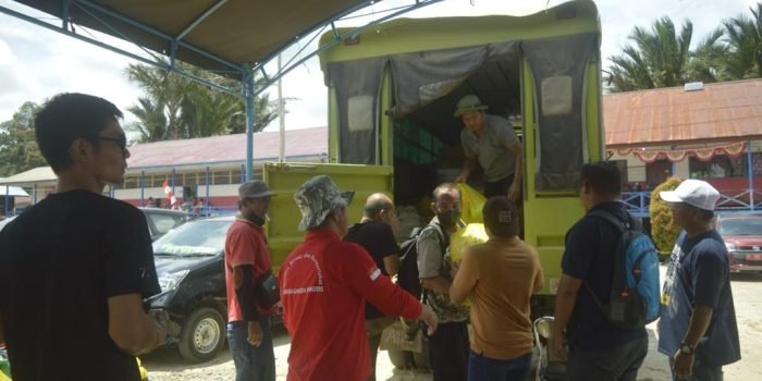 Dinas Sosial Kutai Barat Kembali Distribusikan Bantuan kepada Korban Kebakaran di Kampung Muhur pada Sabtu, (26/8/2023). Foto: BorneoFlash.com/Lilis.