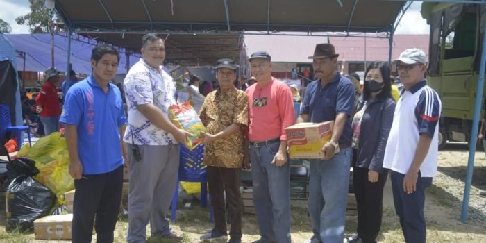 Kepala Dinas Sosial Kutai Barat, Silan (Ketiga dari Kiri)) Distribusikan Langsung Bantuan kepada Korban Kebakaran di Kampung Muhur Kecamatan Siluq Ngurai Kabupaten Kutai Barat. pada Sabtu, (26/8/2023). Foto: BorneoFlash.com/Lilis.