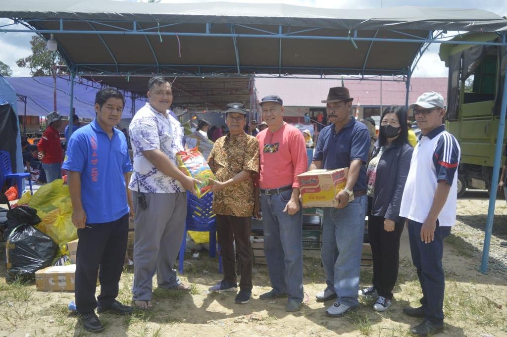 Kepala Dinas Sosial Kutai Barat, Silan (Ketiga dari Kiri)) Distribusikan Langsung Bantuan kepada Korban Kebakaran di Kampung Muhur Kecamatan Siluq Ngurai Kabupaten Kutai Barat. pada Sabtu, (26/8/2023). Foto: BorneoFlash.com/Lilis.