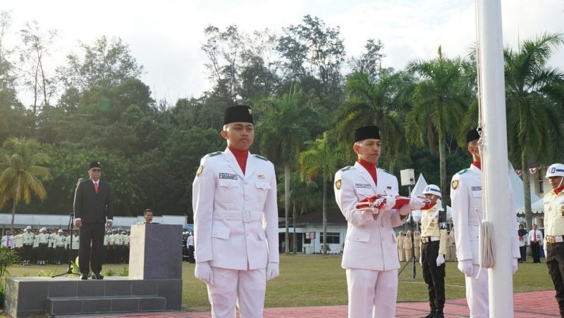 General Manager PT KPI Unit Balikpapan Arafat Bayu Nugroho, Pimpin upacara pengibaran bendera di halaman kantor besar Kilang Pertamina Unit Balikpapan, Kamis (17/8/2023).  Foto: HO/KPI Unit Balikpapan.