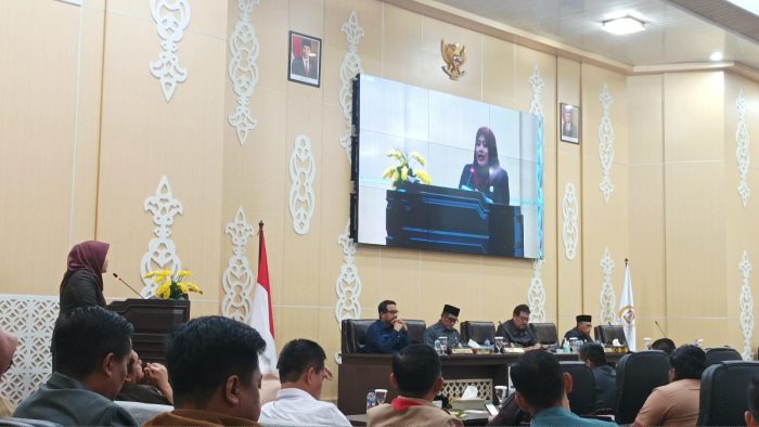 Juru bicara Fraksi Partai Golkar include Hanura, Fadillah saat menyampaikan pandangan fraksi Raperda Kota Balikpapan tentang Pencabutan Peraturan Daerah Nomor 5 Tahun 2012 tentang Administrasi Kependudukan. BorneoFlash.com/Niken Sulastri.