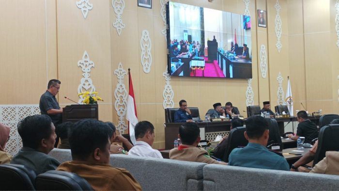 Juru bicara fraksi PDI Perjuangan, Haris saat menyampaikan pandangan fraksi Raperda Kota Balikpapan tentang Pencabutan Peraturan Daerah Nomor 5 Tahun 2012 tentang Administrasi Kependudukan. BorneoFlash.com/Niken Sulastri.
