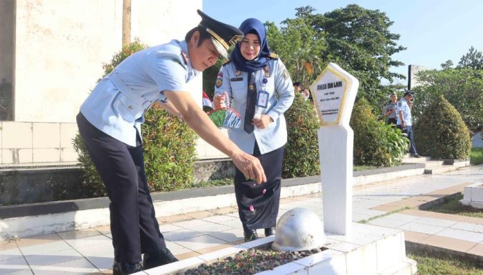 Kakanwil Kemenkumham Kaltim, Sofyan saat melaksanakan Ziarah dan Tabur Bunga di Taman Makam Pahlawan (TMP) Kesuma Bangsa Samarinda, Rabu (09/08/2023). Foto: BorneoFlash.com/Ist.