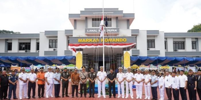 Kapolda Kaltim Hadiri Upacara serah terima jabatan Komandan Pangkalan Angkatan Laut (Lanal) Balikpapan dan Komandan Lanal Kotabaru berlangsung di Markas Komando Lanal Balikpapan, Selasa (1/8/2023). Foto: HO/Humas Polda Kaltim.