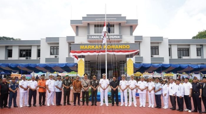 Kapolda Kaltim Hadiri Upacara serah terima jabatan Komandan Pangkalan Angkatan Laut (Lanal) Balikpapan dan Komandan Lanal Kotabaru berlangsung di Markas Komando Lanal Balikpapan, Selasa (1/8/2023). Foto: HO/Humas Polda Kaltim.