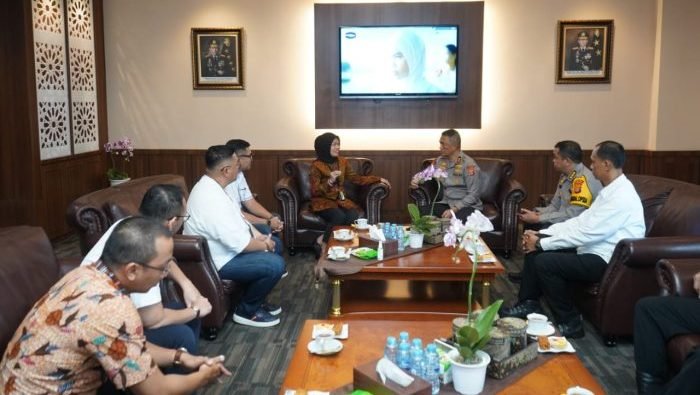 Kapolda Kaltim Irjen Pol Drs. Imam Sugianto, M.Si, sambut hangat audiensi perwakilan dari Pertamina dan Pertagas dalam sebuah audiensi yang bertujuan untuk membahas proyek strategis pembangunan pipa gas Senipah-Balikpapan, Senin (7/8/2023). Foto: HO/Humas Polda Kaltim.