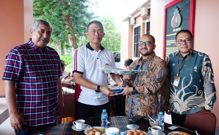 Kapolda Kaltim Irjen Pol Drs. Imam Sugianto, M.Si. menerima audiensi dari Direktur Human Capital Garuda Indonesia bertempat di Lobby Mapolda Kaltim, Jumat (11/8/2023). Foto: HO/Humas Polda Kaltim.