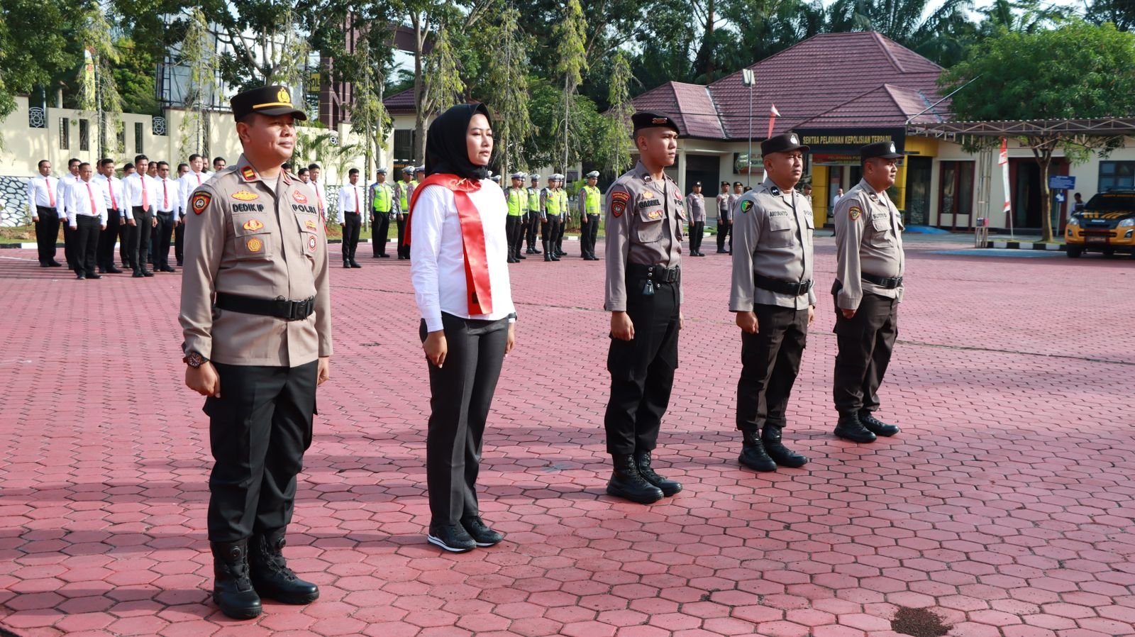 Kapolres Kutim Pimpin Apel Penyerahan Piagam dan Penghargaan Personil Yang Berprestasi