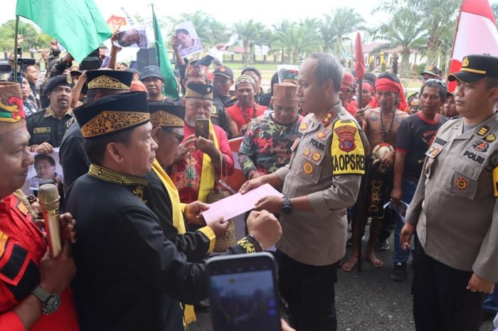 Kedatangan rombongan para aksi diterima langsung oleh Kapolres PPU AKBP Hendrik Eka Bahalwan dan menindak lanjuti laporan ujaran kebencian, Rabu (02/08/2023) pagi. Foto: HO/Humas Polda Kaltim.