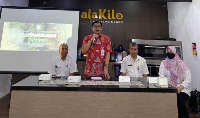 Kepala DKUMKMP Kota Balikpapan, Heruressandy Setia Kesuma saat membuka Pelatihan Olahan Pangan yang dilaksanakan di Studio Salakilo, pada hari Rabu (2/8/2023). Foto: BorneoFlash.com/Ist.