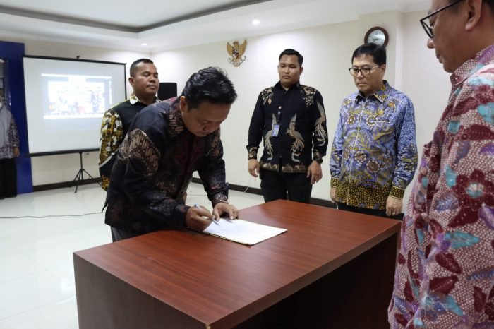 Kepala Kantor Wilayah V KPPU Balikpapan, F.Y. Andriyanto saat serah terima jabatan Kepala Kantor Wilayah V KPPU Balikpapan, di Kantor KPPU gedung Keuangan, Jumat (4/8/2023). Foto: BorneoFlash.com/Ist.