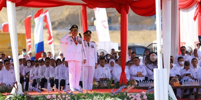 Kepala OIKN Bambang Susantono bertindak sebagai inspektur upacara peringatan HUT ke-78 Kemerdekaan Republik Indonesia di Sumbu Kebangsaan, Ibu Kota Nusantara pada Kamis (17/08/2023). Foto: BorneoFlash.com/Ist.