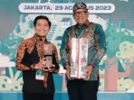 Ketua DPRD Andi Faizal Sofyan Hasdam (kiri) beserta Walikota Bontang Basri Rase (kanan) menerima Penghargaan Green Leadership Nirwasita Tantra Tahun 2022 di Jakarta, Selasa (29/8/2023). Foto: BorneoFlash.com/Ist.