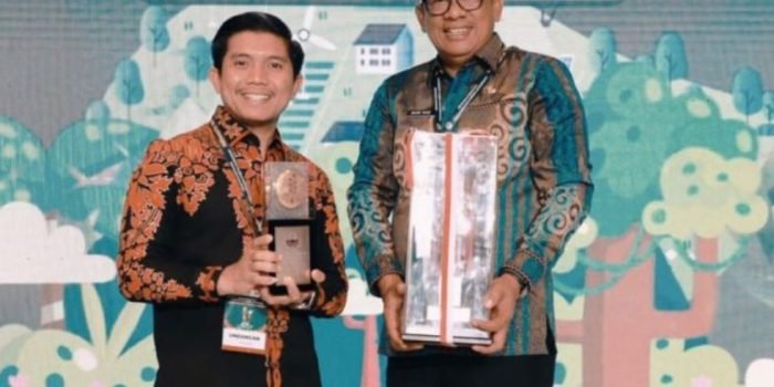Ketua DPRD Andi Faizal Sofyan Hasdam (kiri) beserta Walikota Bontang Basri Rase (kanan) menerima Penghargaan Green Leadership Nirwasita Tantra Tahun 2022 di Jakarta, Selasa (29/8/2023). Foto: BorneoFlash.com/Ist.