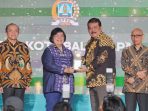 Ketua DPRD Kota Balikpapan H Abdulloh saat menerima penghargaan Green Leadership "Nirwasita Tantra" Tahun 2022.  Foto: BorneoFlash.com/Ist.