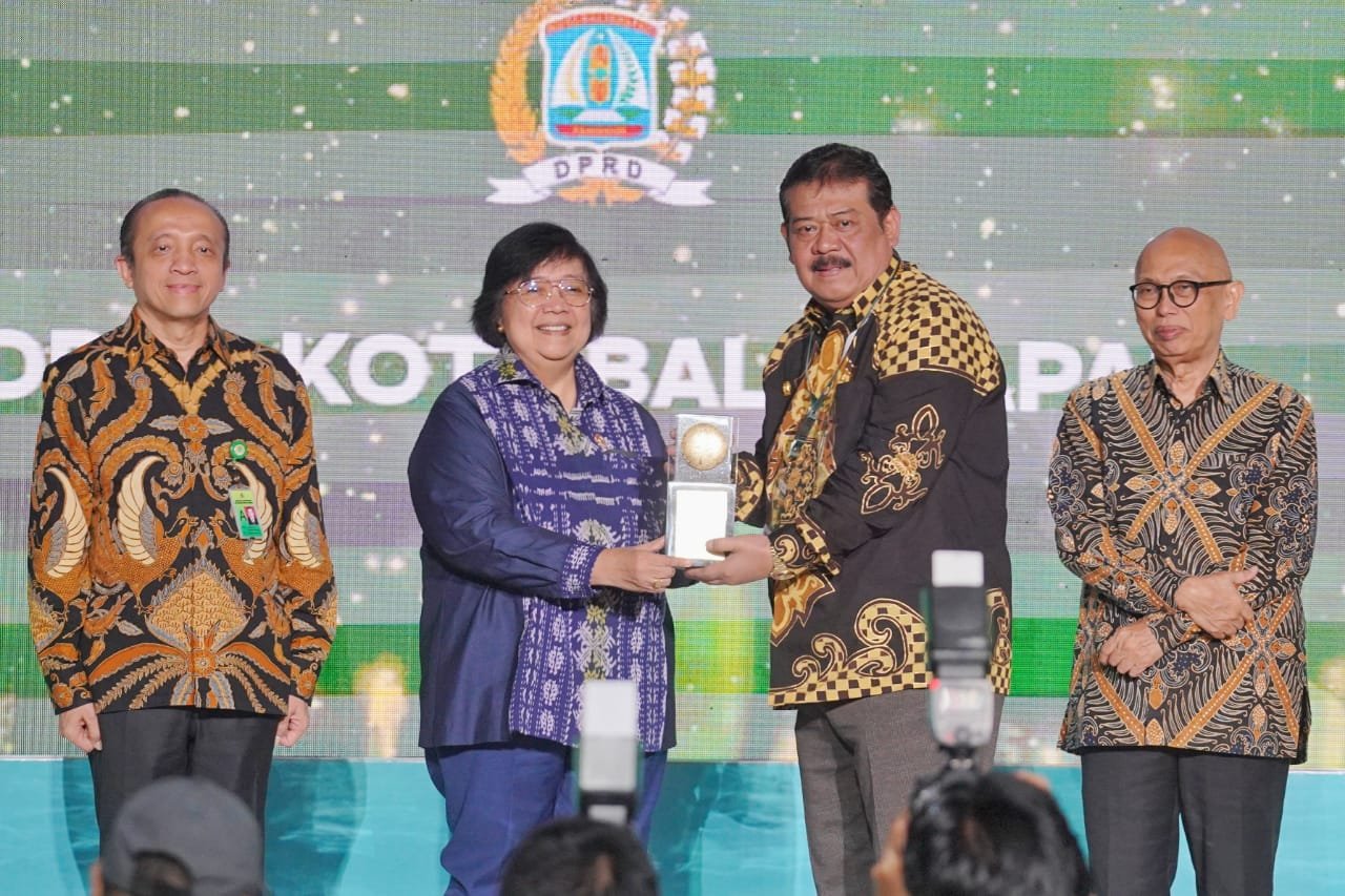Ketua DPRD Kota Balikpapan H Abdulloh saat menerima penghargaan Green Leadership "Nirwasita Tantra" Tahun 2022.  Foto: BorneoFlash.com/Ist.