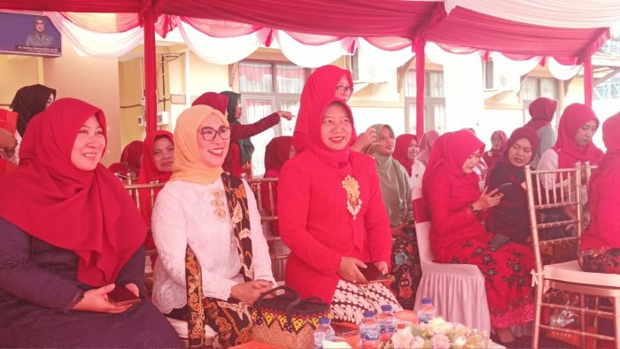 Ketua TP PKK Kota Balikpapan saat menyaksikan lomba fashion dan tiktok kebaya, dalam rangka HUT ke 78 Kemerdekaan RI, Kantor PKK Kota Balikpapan, pada hari Jumat (18/8/2023). Foto: BorneoFlash.com/Niken Sulastri.