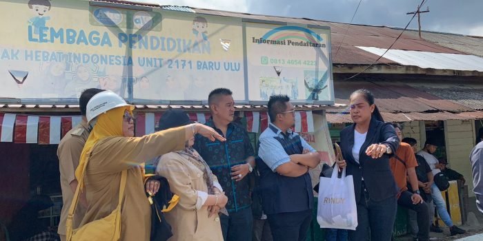 Komisi III DPRD Balikpapan Sidak Proyek Peningkatan dan pembuatan saluran drainase di Jalan Wolter Mongonsidi, Kelurahan Baru Ulu, Balikpapan Barat yang sempat viral di media social akibat saluran drainasenya yang berkelok. Senin (14/8/2023). Foto: Borneo