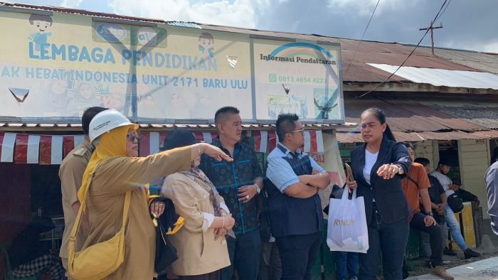 Komisi III DPRD Balikpapan Sidak Proyek Peningkatan dan pembuatan saluran drainase di Jalan Wolter Mongonsidi, Kelurahan Baru Ulu, Balikpapan Barat yang sempat viral di media social akibat saluran drainasenya yang berkelok. Senin (14/8/2023). Foto: BorneoFlash.com/Niken Sulastri.
