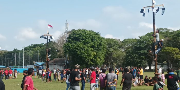 Keseruan Lomba Panjat Pinang di Lapangan Merdeka Balikpapan dalam Rangka Hari Kemerdekaan RI
