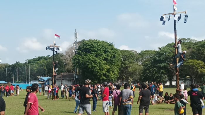 Keseruan Lomba Panjat Pinang Di Lapangan Merdeka Balikpapan Dalam Rangka Hari Kemerdekaan Ri 1611