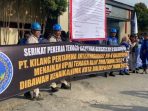 Mitra kerja Tenaga Alih Daya di lingkungan PT Kilang Pertamina Internasional (KPI) Unit Balikpapan melakukan aksi damai, Senin (31/7/2023). Foto: BorneoFlash.com/Ist.