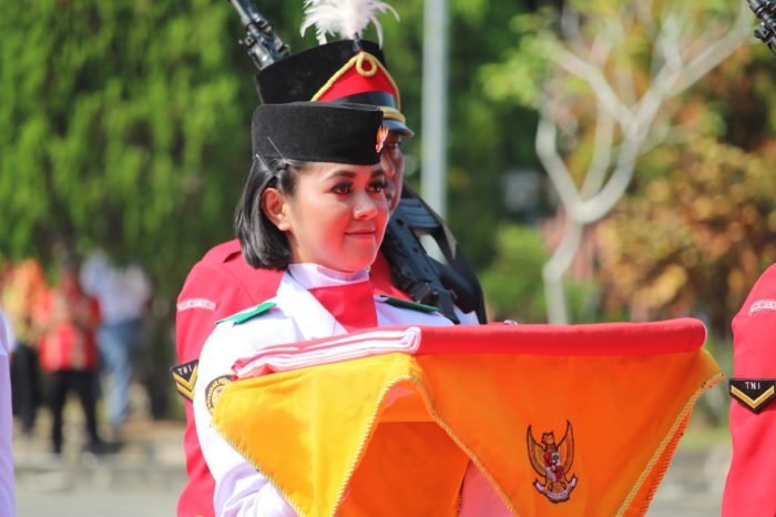 Natasya (17) dipercaya menjadi pembawa baki pada upacara HUT ke 78 Kemerdekaan Republik Indonesia di Taman Budaya Sendawar TBS Kutai Barat Kalimantan Timur, Kamis (17/8/2023). Foto: BorneoFlash.com/Ist.