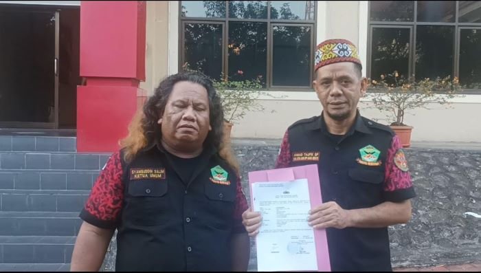 Organisasi Masyarakat (Ormas) dari Garda Gabungan Anak Kalimantan (Gagak) Bersatu Samarinda mendatangi Polda Kaltim untuk membuat laporan resmi melalui Sentra Pelayanan Kepolisian Terpadu (SPKT) Polda Kaltim. Foto: BorneoFlash.com/Niken Sulastri.