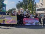 Ormas dari Garda Gabungan Anak Kalimantan Bersatu Samarinda saat melakukan Unras di persimpangan Traffic Light Jalan Jendral Sudirman - Jendral Ahmad Yani atau depan Balikpapan Trade Centre (BTC), pada  Jumat (4/8/2023). Foto: BorneoFlash.com/Niken Sulastri.