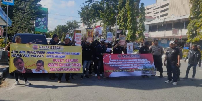 Ormas dari Garda Gabungan Anak Kalimantan Bersatu Samarinda saat melakukan Unras di persimpangan Traffic Light Jalan Jendral Sudirman - Jendral Ahmad Yani atau depan Balikpapan Trade Centre (BTC), pada  Jumat (4/8/2023). Foto: BorneoFlash.com/Niken Sulast