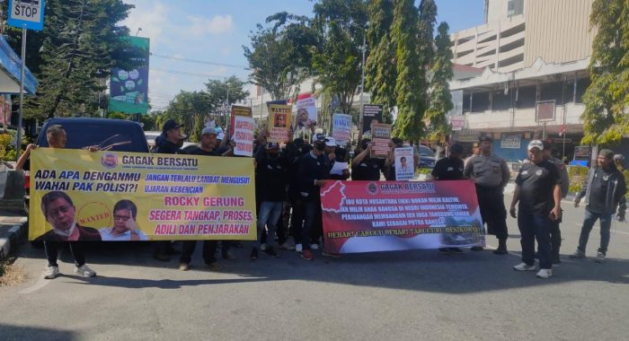 Ormas dari Garda Gabungan Anak Kalimantan Bersatu Samarinda saat melakukan Unras di persimpangan Traffic Light Jalan Jendral Sudirman - Jendral Ahmad Yani atau depan Balikpapan Trade Centre (BTC), pada  Jumat (4/8/2023). Foto: BorneoFlash.com/Niken Sulastri.