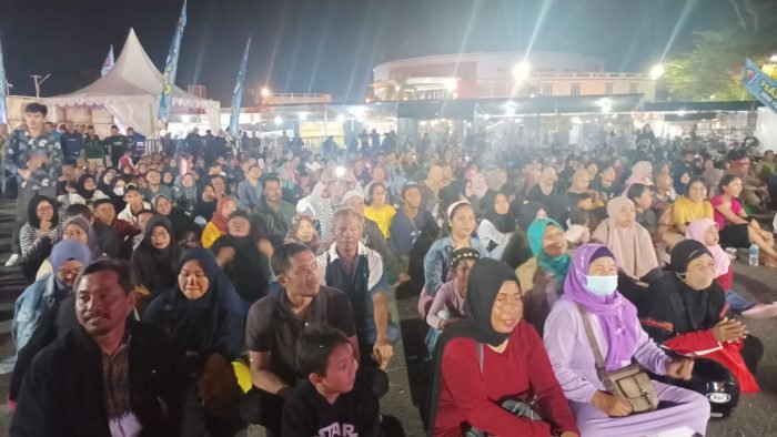 Warga Kota Balikpapan antusias menyaksikan pagelaran wayang kulit yang digelar di Balikpapan Sport Convention Center (BSCC/DOME) pada Minggu (13/8/2023) Dini hari. Foto: BorneoFlash.com/Niken Sulastri.
