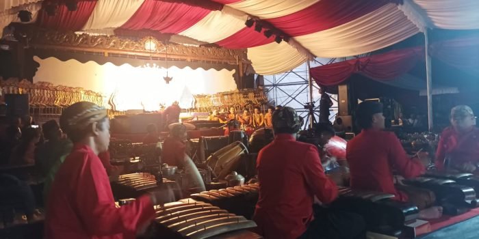 Ratusan Warga Balikpapan Tonton Pagelaran Wayang Kulit, Rayakan HUT ke 20 Ikapakarti 