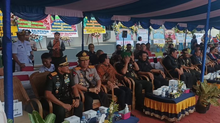 Pangdam VI/Mlw, Mayor Jenderal TNI Tri Budi Utomo; Kapolda Kaltim, Irjen. Pol. Drs. Imam Sugianto serta tamu undangan lainnya saat mengikuti upacara serah terima jabatan Lanal Balikpapan dan Lanal Kotabaru di Mako Lanal Balikpapan, pada hari Selasa (1/8/2023). Foto: BorneoFlash.com/Niken Sulastri.