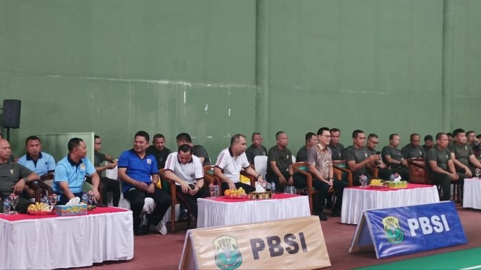 Pangdam VI/Mulawarman, Mayjen TNI Tri Budi Utomo bersama Forkopimda Kota Balikpapan, Asisten Bagian Tata Pemerintahan Setda Kota Balikpapan, Zulkifli; jajaran Kodam VI/Mulawarman. Foto: BorneoFlash.com/Niken Sulastri.