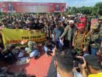 Para pengunjuk rasa saat melakukan orasi di Mapolda Kaltim, pada hari Senin (1/8/2023). Foto: BorneoFlash.com/Ist.