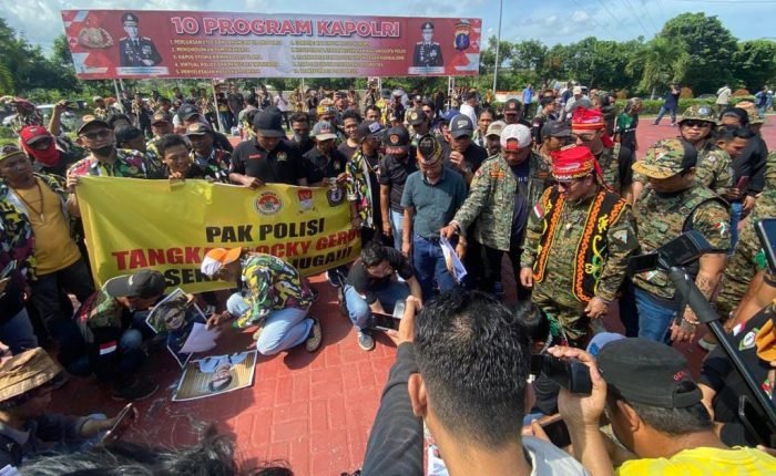 Para pengunjuk rasa saat melakukan orasi di Mapolda Kaltim, pada hari Senin (1/8/2023). Foto: BorneoFlash.com/Ist.