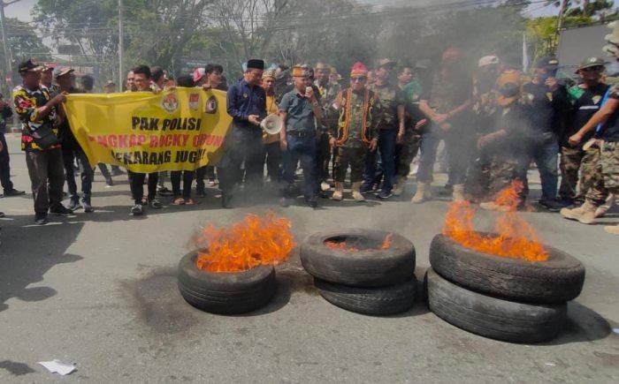 Para pengunjuk rasa saat membakar ban bekas dan foto Rocky Gerung. pada hari Senin (1/8/2023). Foto: BorneoFlash.com/Ist.