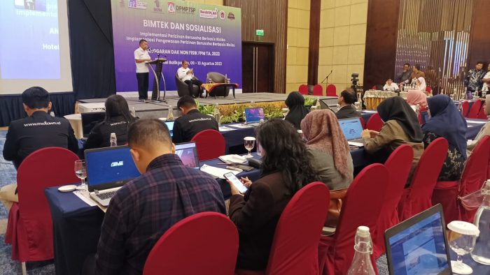Bimtek dan Sosialisasi Implementasi Perizinan Berusaha Berbasis Risiko dan Pengawasan Perizinan Berusaha Berbasis Risiko, di Ballroom Hotel Novotel Balikpapan. Foto: BorneoFlash.com/Niken Sulastri.